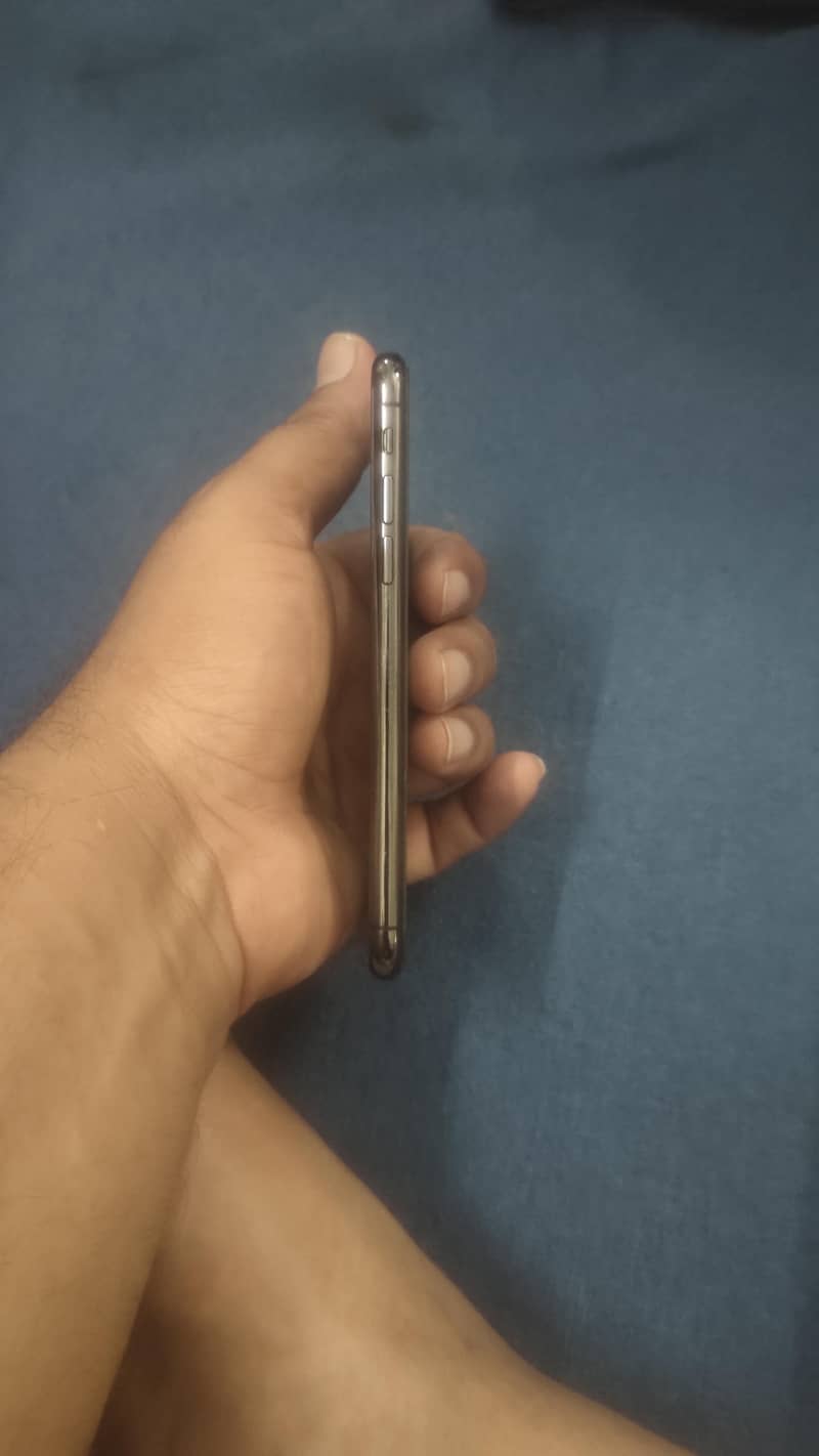 Apple iPhone X 4