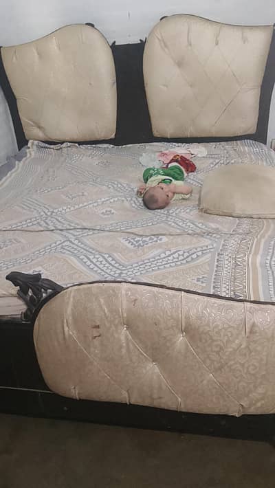 king size double bed with spring mattress is also normal condition