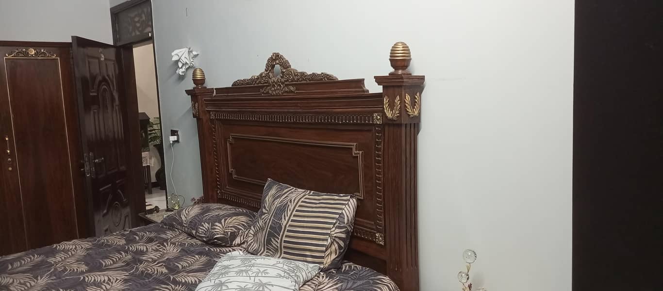 Bed set and dressing table 10