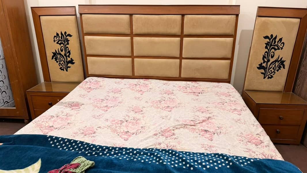 Bed set with dressing table 0