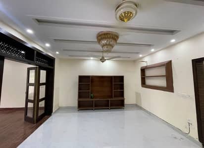 10 Marla Luxury House Available For Rent