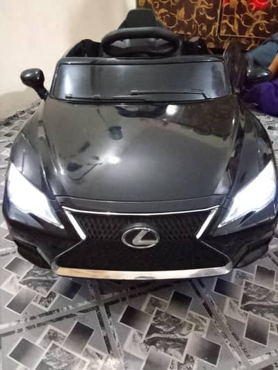 Lexus 7 grand kids car almost new and charger and remote
