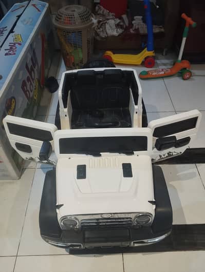Jeep white bettery powerful moter car no demage 2 to 8 years age
