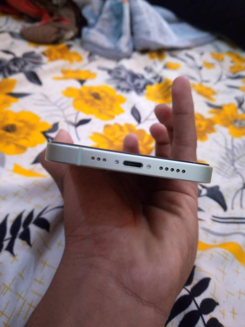 Apple iPhone 12 4