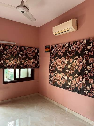 2 window blinds