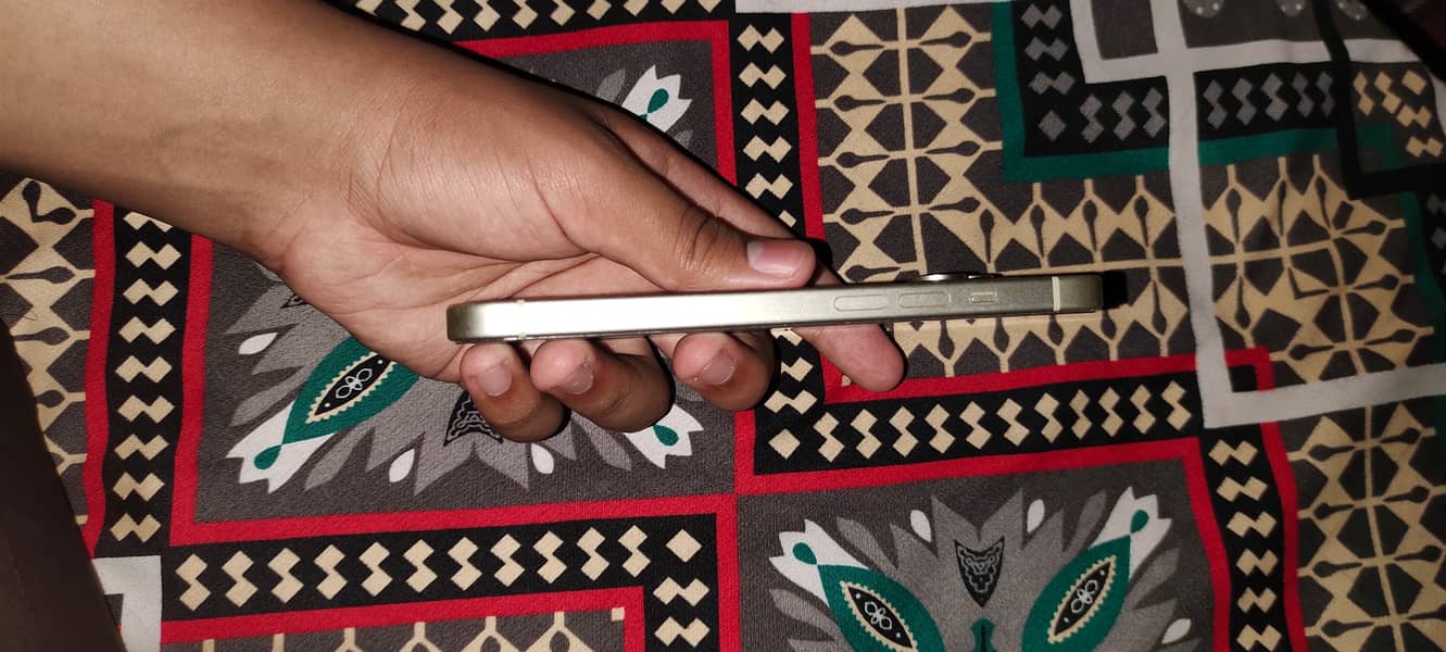 Apple iPhone 15 4
