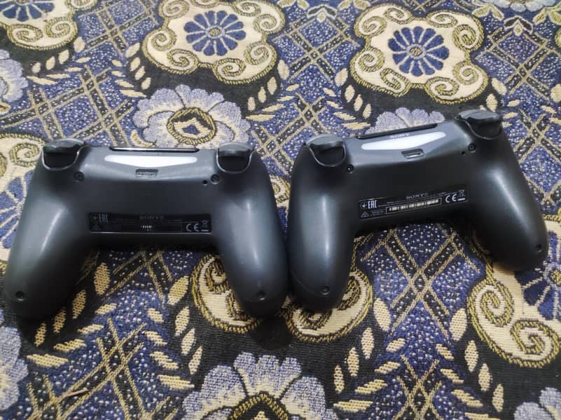 DUALSHOCK 4 Wireless PS4 Controller 2