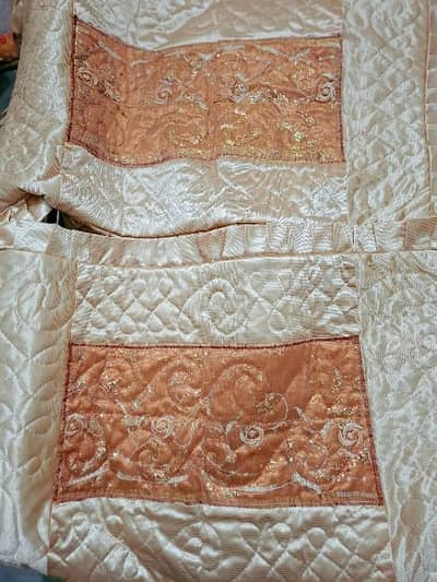 4pc set of bed sheets with quilt cover and 2 pillow covers.