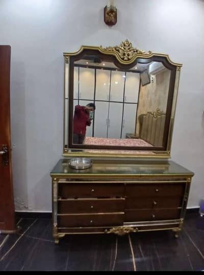 NEW CONDITION BED SET WITH DRESSING OR SIDE TABLES