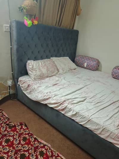 King size cushioning bed set