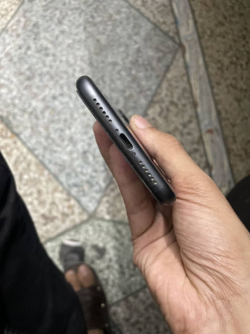 Apple iPhone 11 4