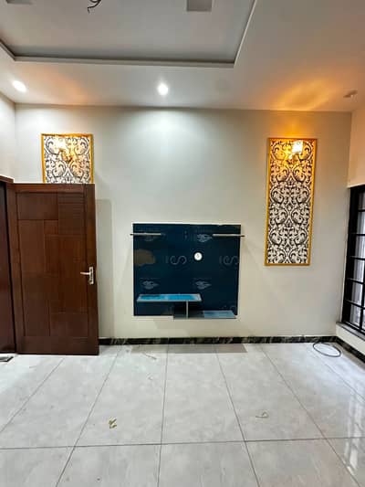 Lower portion for Rent with Gas