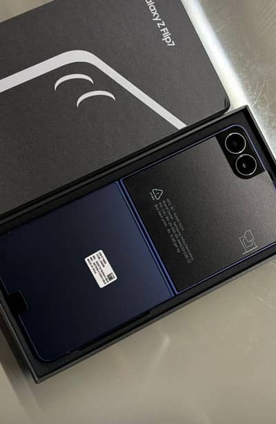 Flip 7 Factory Unlocked 12GB/256GB Non Active