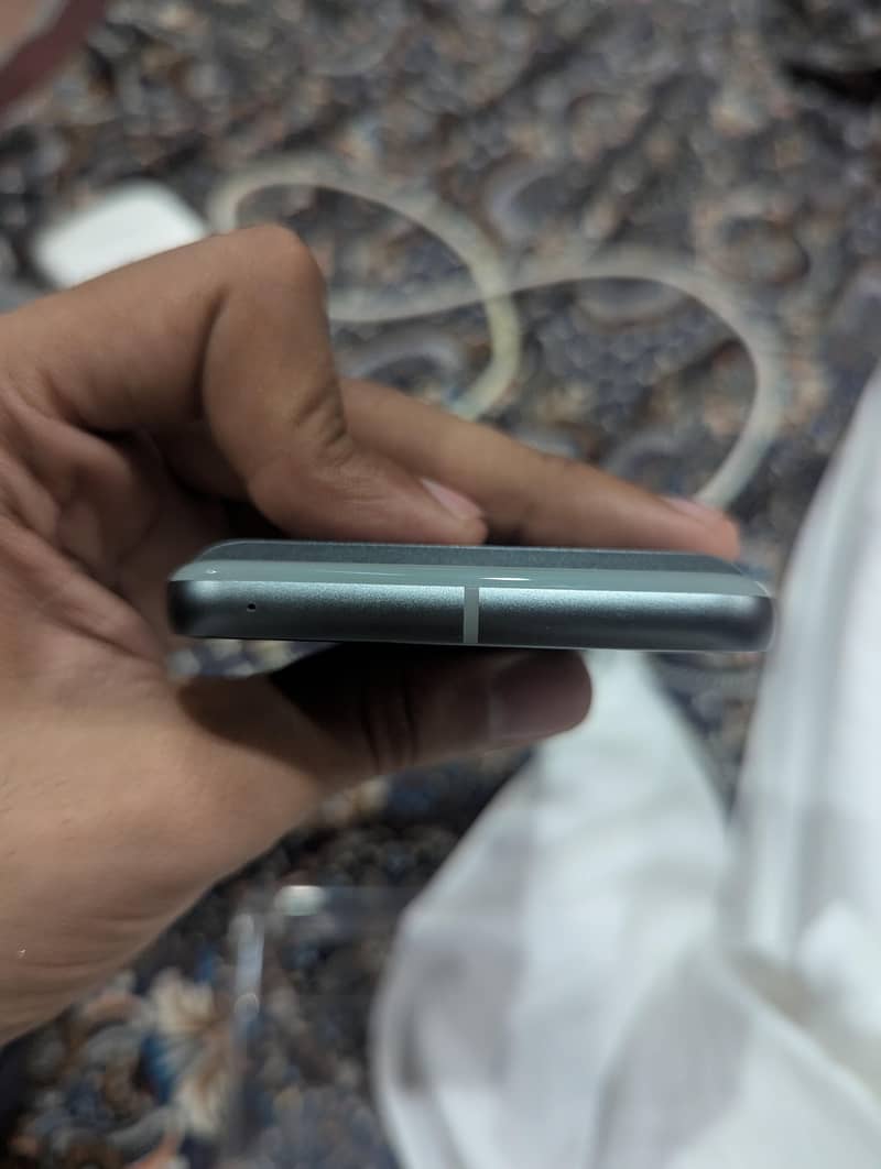 Google Pixel 8 4