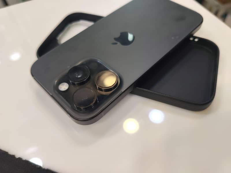 Apple iPhone 16 Pro 1