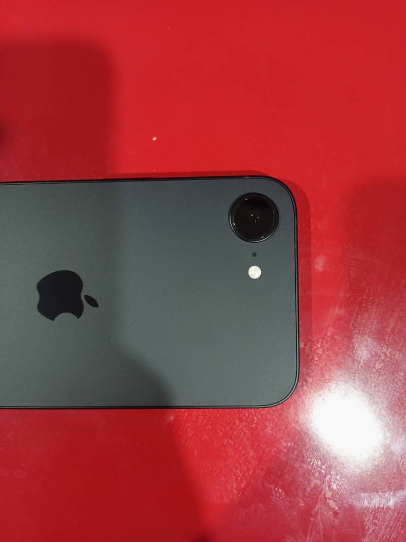 Apple iPhone 16e 1