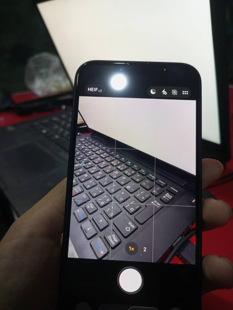 Apple iPhone 16e 2