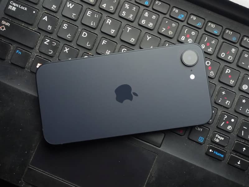 Apple iPhone 16e 3