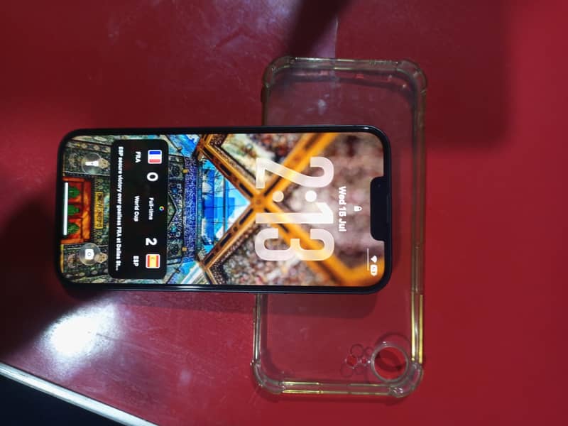 Apple iPhone 16e 4