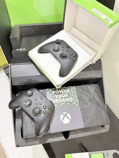 Xbox Series X 1tb new condition 2 original controllers