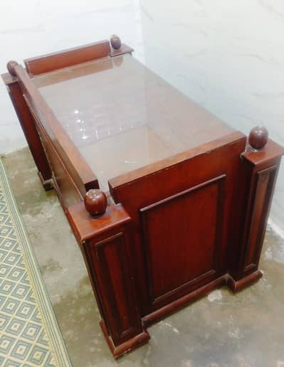 خوبصورت گلاس ٹاپ سینٹر (Coffee) ٹیبل – بہترین حالت
