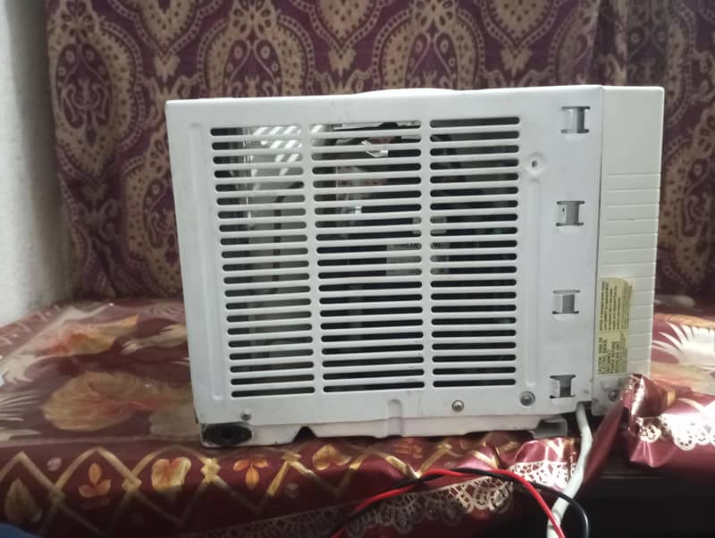 window AC 2