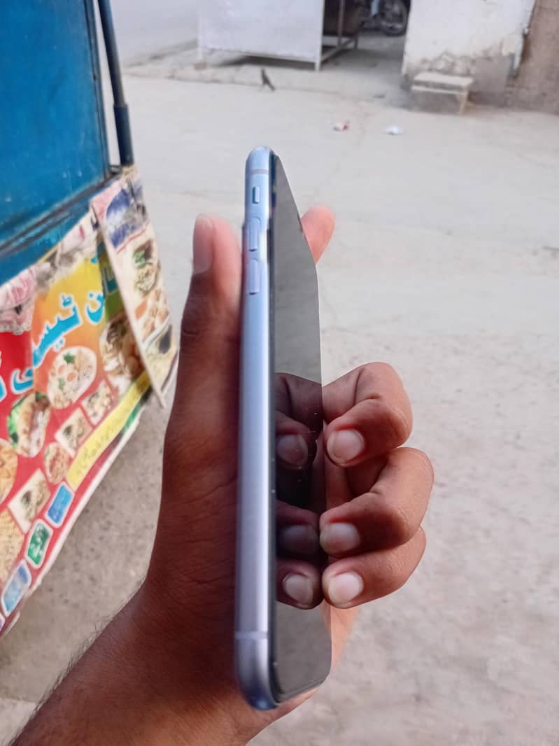 Apple iPhone 11 4