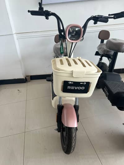 Revoo Y04 Scooty 2026