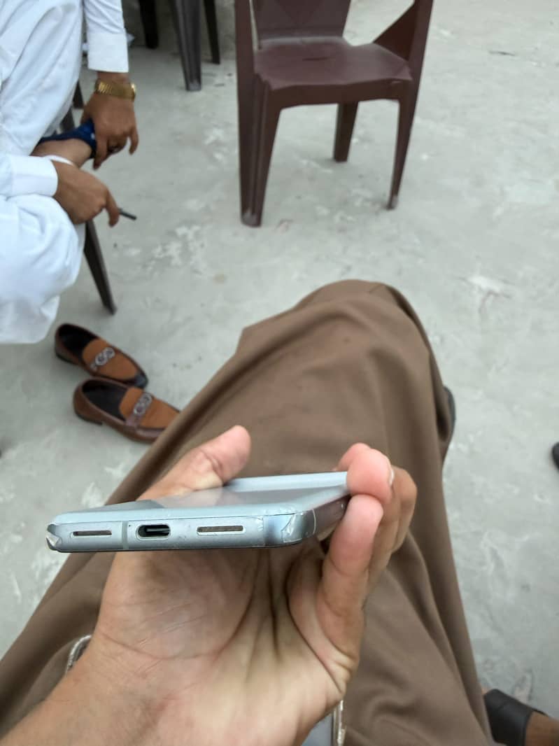 Google Pixel 8 4