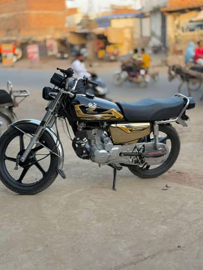 Honda 125 self start golden black