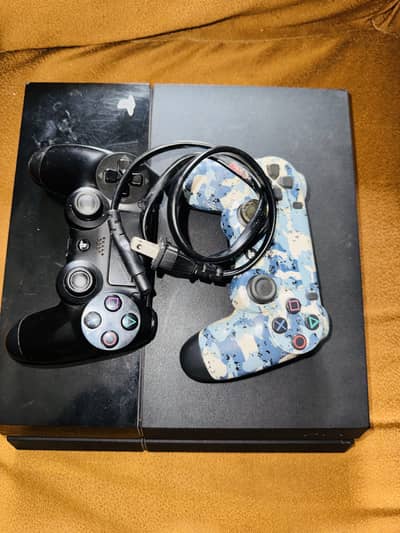 Ps4 Fat with 2 Controllers