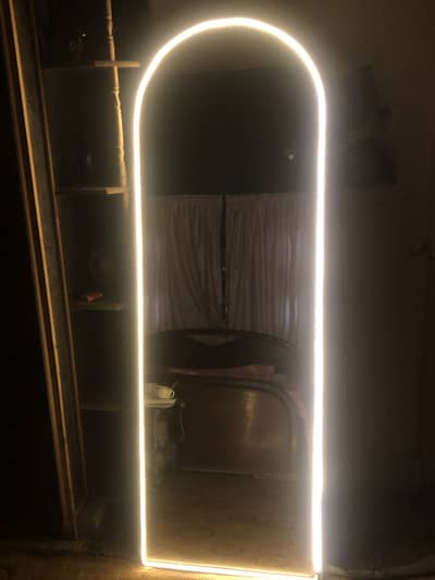 TikTok neon. Mirror 