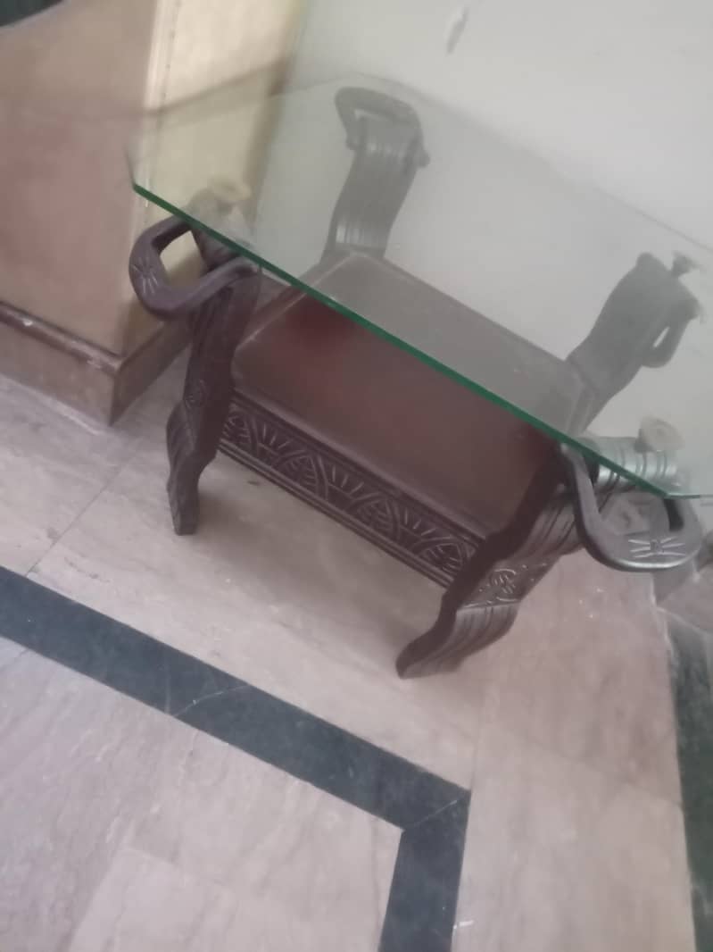 three table ka set hai 0