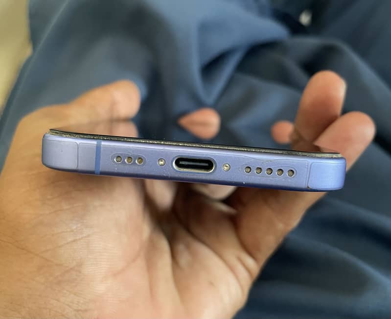 Apple iPhone 16 3