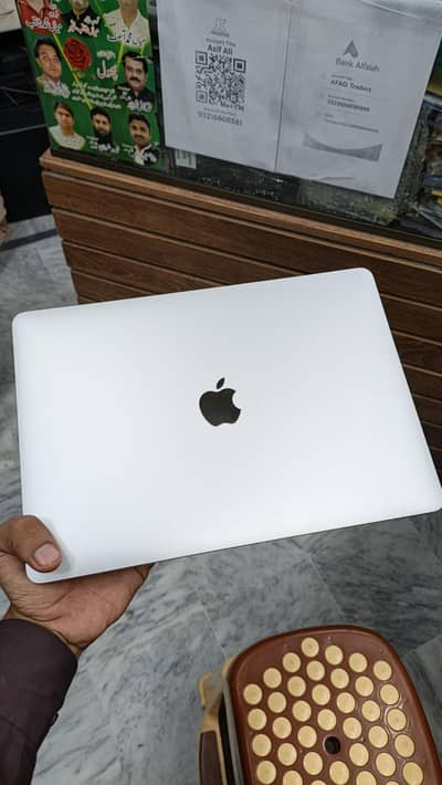 macbook pro 2020 i5 16/512