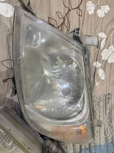 USED ORIGINAL HEADLIGHTS FOR HILUX VIGO AT VERY REASONABLE PRICE