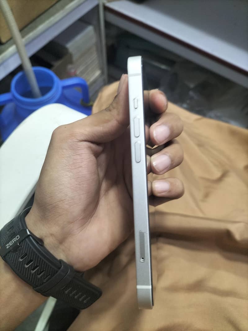 Apple iPhone 14 3