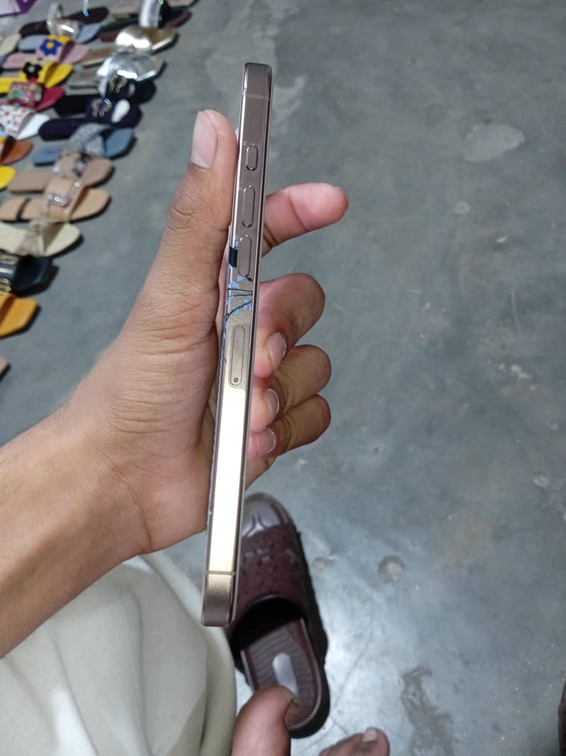 iPhone 16 Pro Max 4