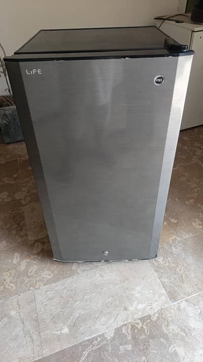room fridge all ok gud conditions hostal use 8 year grunti compraser
