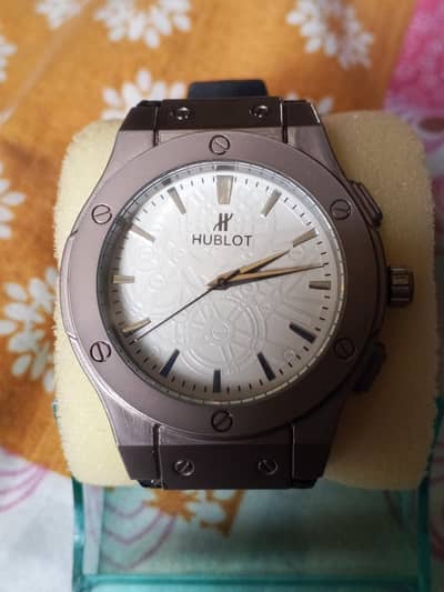 it's very beautiful and very nice watch this watch looks like cristal
