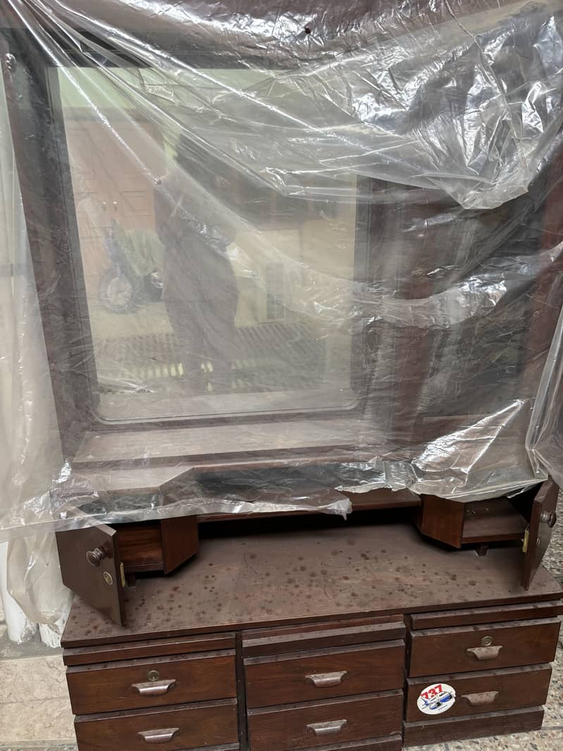 Dressing table 0