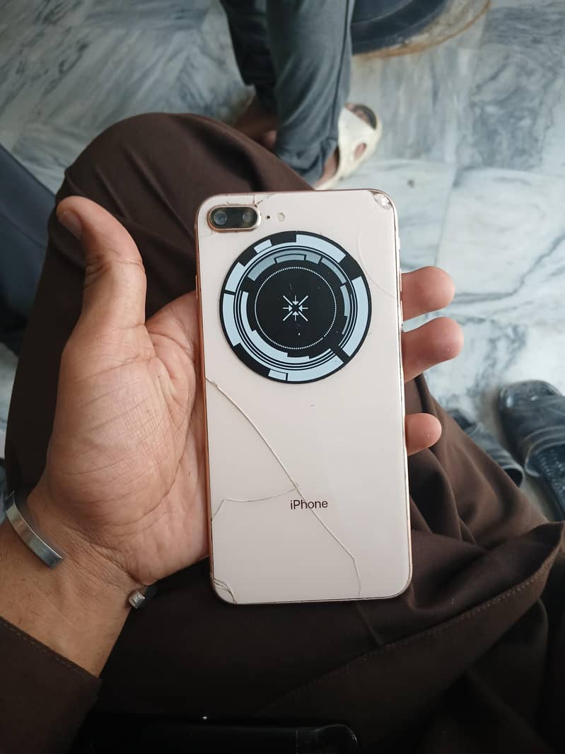 Apple iPhone 8 Plus 4