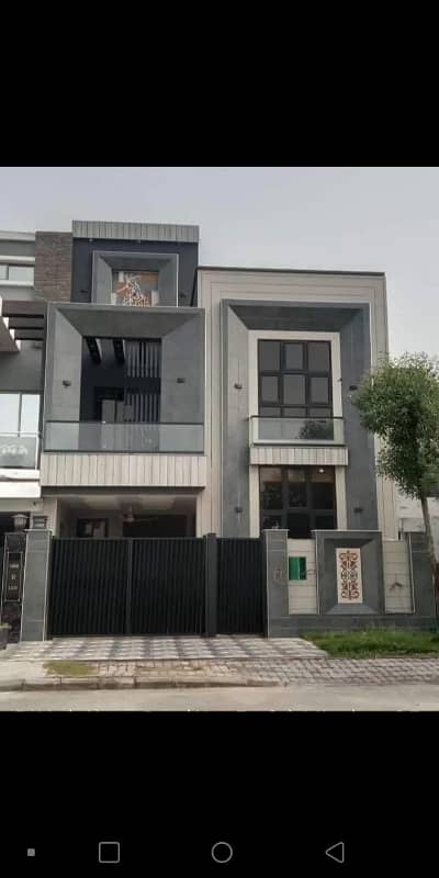 I SELL 5 MARLA SLIGHTLY USED LIKE BRAND NEW HOUSE IN BAHRIA ORCHARD LAHORE. PHASE 2 D-BLOCK