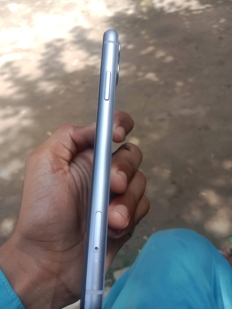 Apple iPhone 11 4