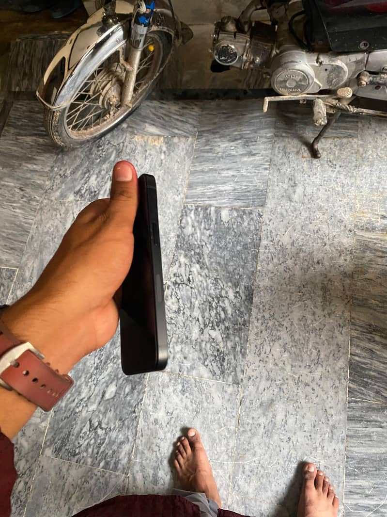 Apple iPhone 13 2