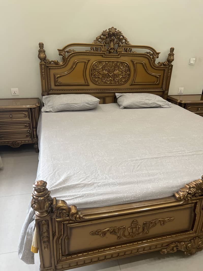 Solid wood bed 0