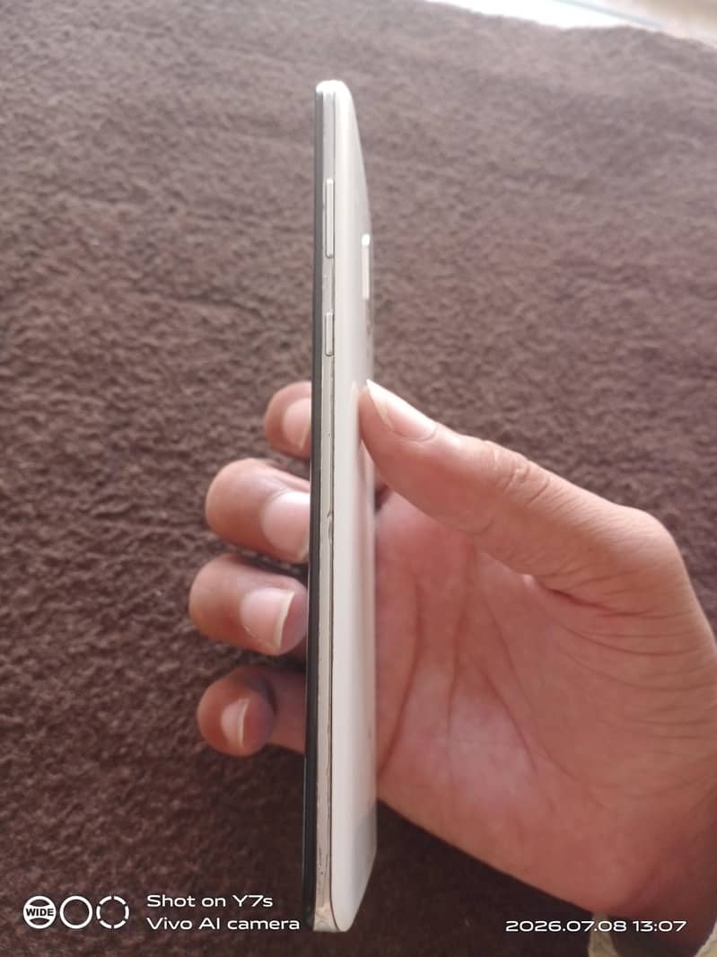 Sharp Aquos Zero 2 3