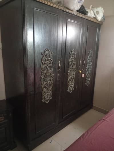 selling furniture top quality bed, cupboard, dressing table, side tabl