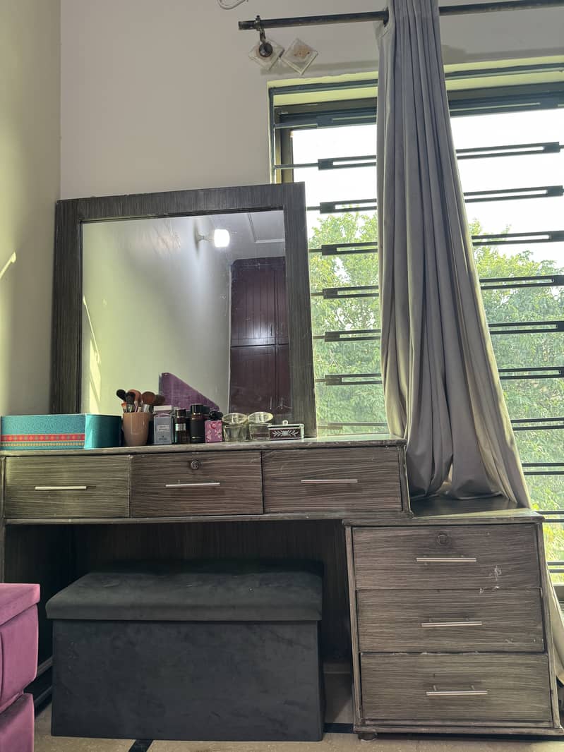 Dressing Table/ Vanity Table With Mirror 0