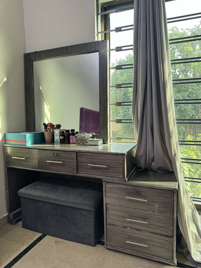 Dressing Table/ Vanity Table With Mirror 1